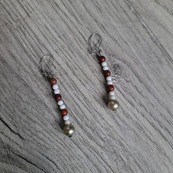 Handmade red and white beaded drop earrings excellent condition - Picture 1 of 4